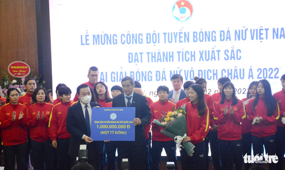 Đội tuyển nữ Việt Nam được thưởng hơn 20 tỉ đồng và nhiều hiện vật giá trị - Ảnh 1.