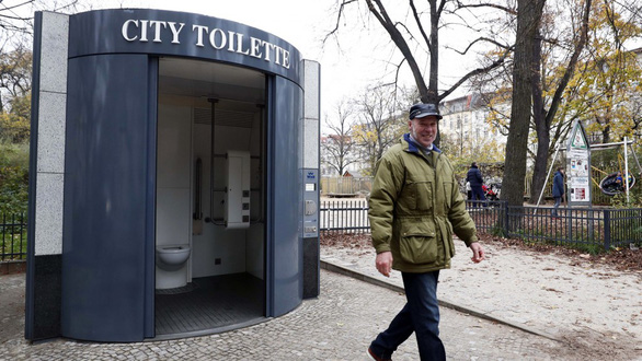 Đức: Nhóm người đột nhập hàng trăm nhà vệ sinh để... trộm tiền - Ảnh 1.