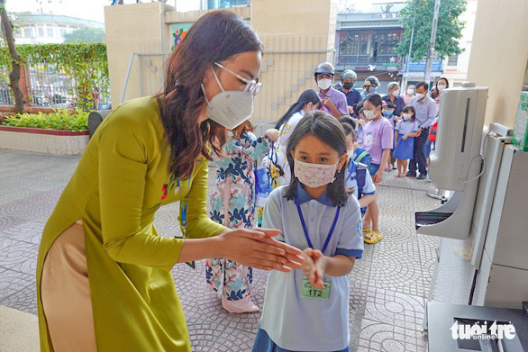 Hơn 1 triệu trẻ mầm non, tiểu học ở TP.HCM trở lại trường: Học sinh hào hứng, phụ huynh an tâm - Ảnh 1.