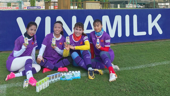 Vinamilk trao thưởng, mừng thành tích các cô gái ‘kim cương’ của bóng đá Việt Nam - Ảnh 3.