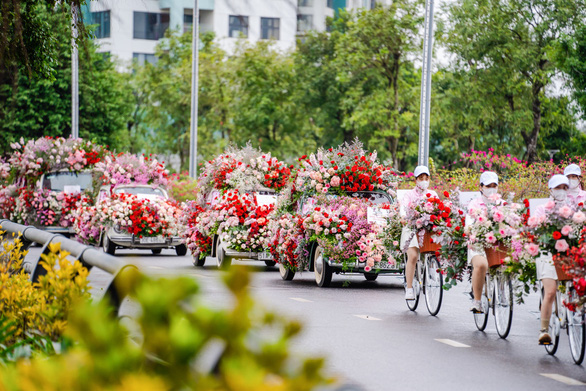 Valentine 2022: Màn tỏ tình bằng 99.999 bông hồng ấn tượng tại Hà Nội - Ảnh 3.