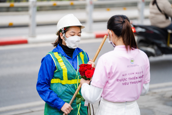 Valentine 2022: Màn tỏ tình bằng 99.999 bông hồng ấn tượng tại Hà Nội - Ảnh 5.