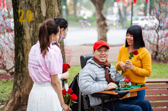 Valentine 2022: Màn tỏ tình bằng 99.999 bông hồng ấn tượng tại Hà Nội - Ảnh 7.