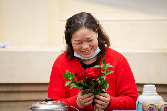 Valentine 2022: Màn tỏ tình bằng 99.999 bông hồng ấn tượng tại Hà Nội - Ảnh 8.
