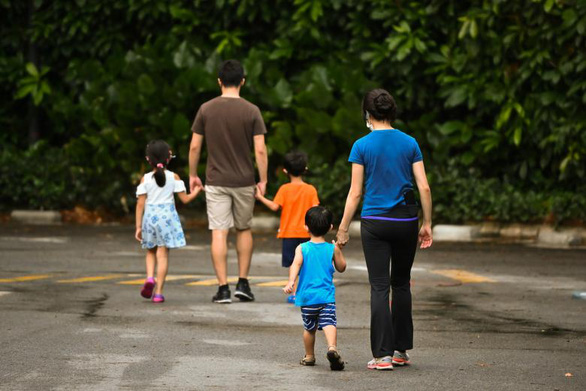 Chuyên gia Singapore giải thích vì sao trẻ em dễ dính Omicron - Ảnh 1.
