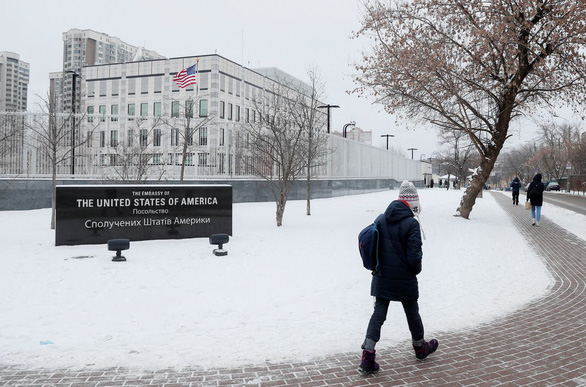Mỹ chuyển hoạt động của đại sứ quán khỏi thủ đô Kiev của Ukraine - Ảnh 1.
