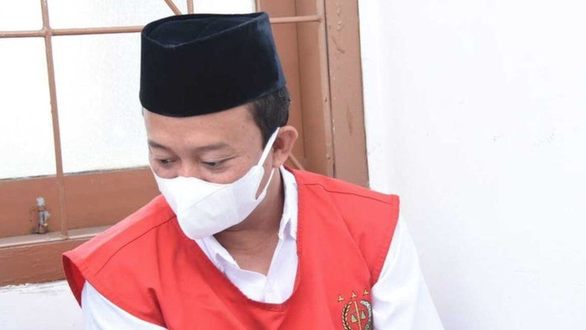 Thầy giáo nhận án chung thân vì cưỡng hiếp 13 học sinh tại Indonesia - Ảnh 1.