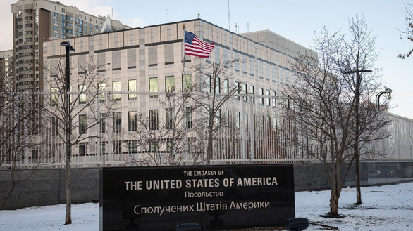 Đại sứ quán Mỹ ở Kiev tiêu hủy hệ thống máy tính, hồ sơ nhạy cảm - Ảnh 1.