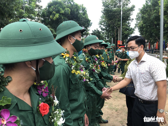 Bí thư Thành uỷ TP.HCM tặng quà chiến sĩ trẻ trước khi lên đường nhập ngũ - Ảnh 11.