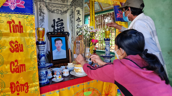 Nam sinh viên Nguyễn Văn Nghĩa về nhà, đám tang đẫm nước mắt - Ảnh 6.