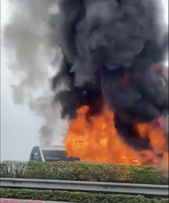 Xe khách bốc cháy ngùn ngụt trên cao tốc Pháp Vân - Cầu Giẽ - Ảnh 2.