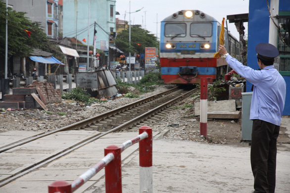 79 vụ ném đá lên tàu làm hỏng 83 cửa kính đầu máy, toa xe - Ảnh 1.