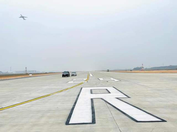 Tạm dừng khai thác 1 đường băng sân bay Nội Bài để kiểm tra thiết bị - Ảnh 1.