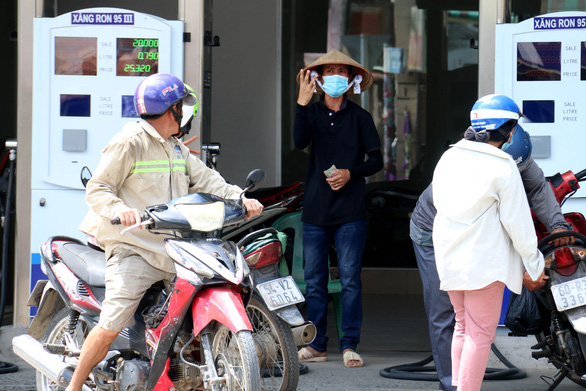 Vụ khát xăng lan đến TP.HCM: Doanh nghiệp cam kết đảm bảo nguồn cung - Ảnh 1.