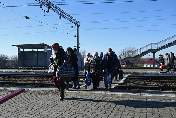 Đón hàng ngàn người sơ tán từ Donbass, vùng Rostov ở Nga tuyên bố tình trạng khẩn cấp - Ảnh 1.