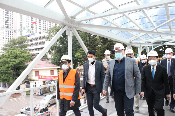Phó chủ tịch Ủy ban châu Âu thăm công trường dự án metro Nhổn - ga Hà Nội - Ảnh 1.
