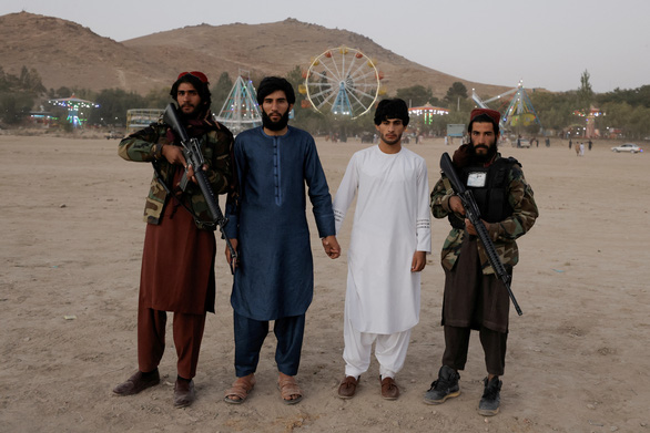 Taliban cấm mang súng khi đến chơi ở công viên giải trí - Ảnh 1.