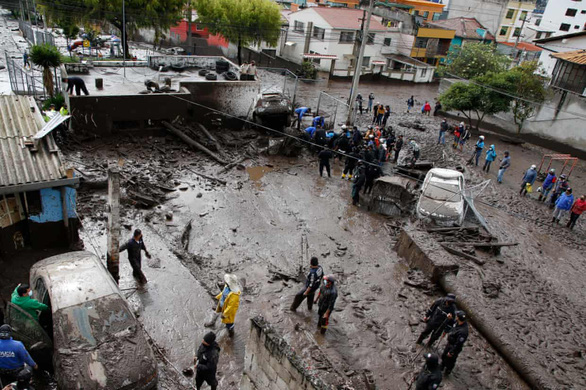 Sóng bùn cao 3 mét ở thủ đô Ecuador, 24 người thiệt mạng - Ảnh 3.