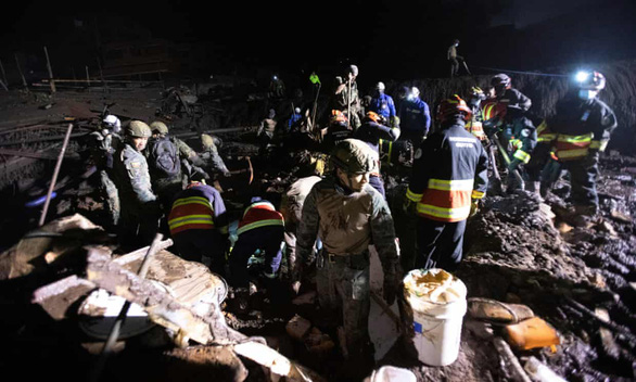 Sóng bùn cao 3 mét ở thủ đô Ecuador, 24 người thiệt mạng - Ảnh 1.