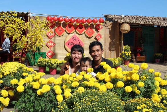 Khách du xuân thích thú chụp ảnh ở Phố hoa ngoại thành Hậu Giang - Ảnh 4. Khách du xuân thích thú chụp ảnh ở Phố hoa ngoại thành Hậu Giang - Ảnh 4.