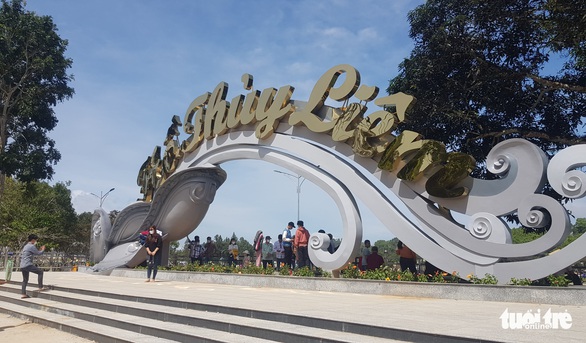 Đợi gần 2 tiếng đồng hồ để đi cáp treo lên đỉnh nóc nhà miền Tây - Ảnh 5. Đợi gần 2 tiếng đồng hồ để đi cáp treo lên đỉnh nóc nhà miền Tây - Ảnh 5.