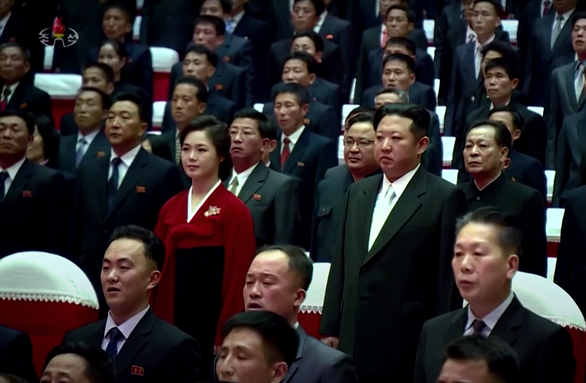 Vợ ông Kim Jong Un xuất hiện cùng chồng đi xem văn nghệ - Ảnh 1.