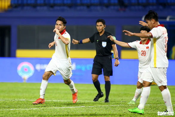 U23 Việt Nam - U23 Singapore 7-0: Mở toang cửa vào bán kết - Ảnh 2.