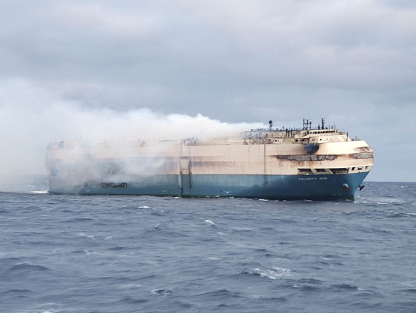 Tàu chở 4.000 xe sang cháy suốt 5 ngày trên biển - Ảnh 1.