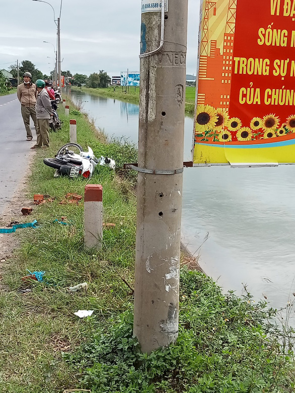 Vụ thi thể cô gái dưới mương nước: Nạn nhân chết do tông xe máy vào cột điện - Ảnh 2.