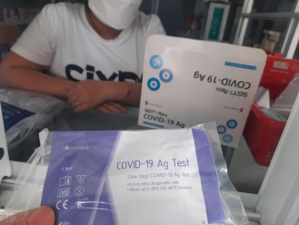 Dồn ra Hà Nội, nhiều loại bộ xét nghiệm nhanh ở TP.HCM khan hàng, tăng giá bán - Ảnh 1. Dồn ra Hà Nội, nhiều loại bộ xét nghiệm nhanh ở TP.HCM khan hàng, tăng giá bán - Ảnh 1.