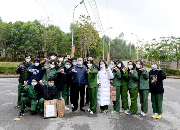 Sinh viên học quốc phòng tắm nước lạnh dưới trời 10 độ, F0 tăng nhanh: Trường nói gì? - Ảnh 2.