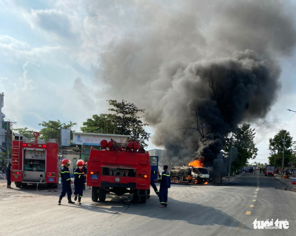 Bộ trưởng Nguyễn Văn Thể biểu dương tài xế dũng cảm lái xe bồn đang cháy ra khỏi cây xăng - Ảnh 1.