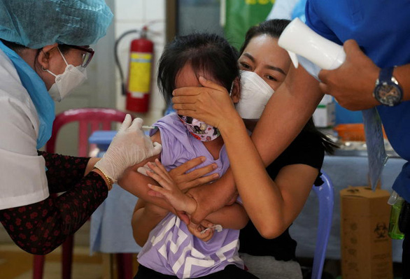 Campuchia bắt đầu tiêm vắc xin COVID-19 cho trẻ 3-5 tuổi - Ảnh 1.