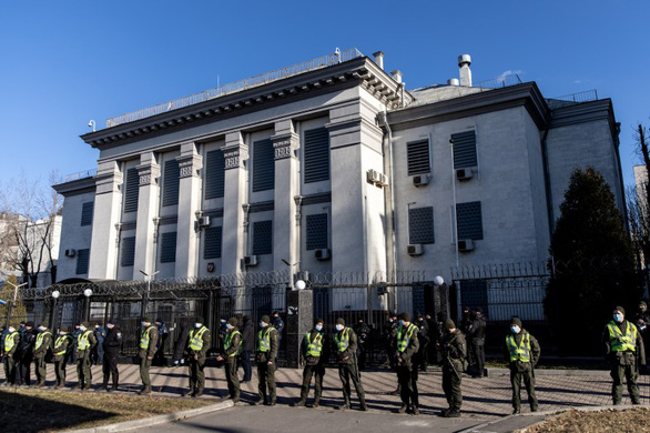 Nga hạ quốc kỳ, sơ tán đại sứ quán tại Ukraine - Ảnh 1.