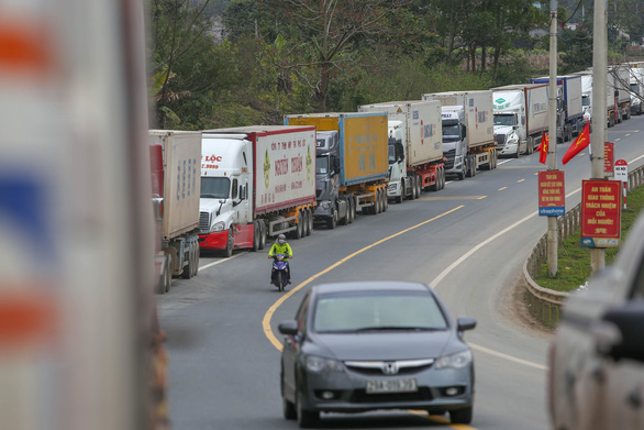 Gần 2.000 xe container ùn ứ ở cửa khẩu, Lạng Sơn tiếp tục dừng nhận xe hoa quả tươi - Ảnh 1.