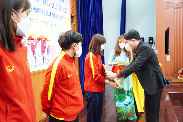 Quảng Nam tuyên dương 3 nữ tuyển thủ quốc gia và thủ môn Hồ Văn Ý - Ảnh 1. Quảng Nam tuyên dương 3 nữ tuyển thủ quốc gia và thủ môn Hồ Văn Ý - Ảnh 1.