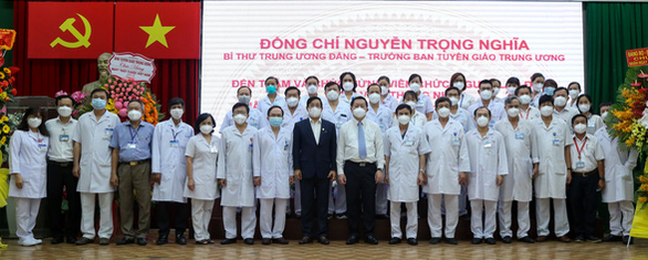 Trưởng Ban Tuyên giáo Trung ương Nguyễn Trọng Nghĩa thăm y bác sĩ tại TP.HCM - Ảnh 1.