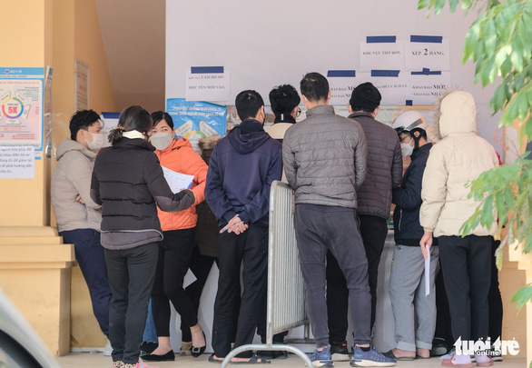 Quá tải xin giấy xác nhận F0, quận ở Hà Nội phải mở thêm điểm xét nghiệm - Ảnh 7.