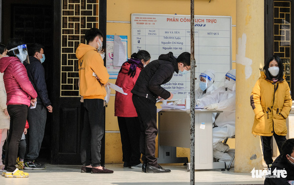 Quá tải xin giấy xác nhận F0, quận ở Hà Nội phải mở thêm điểm xét nghiệm - Ảnh 2.