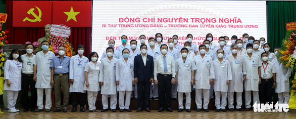 Trưởng Ban Tuyên giáo Trung ương Nguyễn Trọng Nghĩa thăm y bác sĩ tại TP.HCM - Ảnh 1.