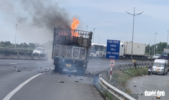 Cháy xe tải chở phế liệu trên đường cao tốc Trung Lương - TP.HCM - Ảnh 1.