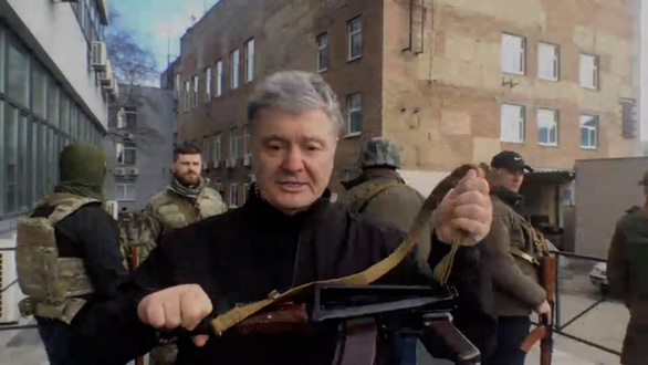 Cựu tổng thống Ukraine cầm súng xuống đường - Ảnh 1.