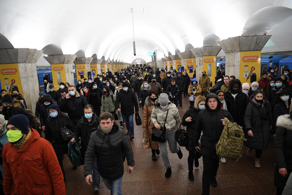 Hơn 50.000 người Ukraine đã chạy sang các nước láng giềng lánh nạn - Ảnh 2.