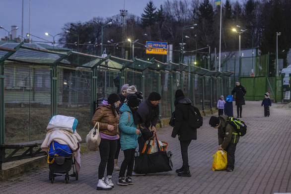 Hơn 50.000 người Ukraine đã chạy sang các nước láng giềng lánh nạn - Ảnh 8.