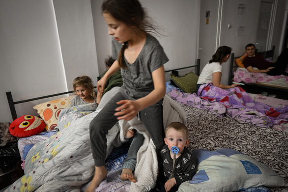 Hơn 50.000 người Ukraine đã chạy sang các nước láng giềng lánh nạn - Ảnh 3.