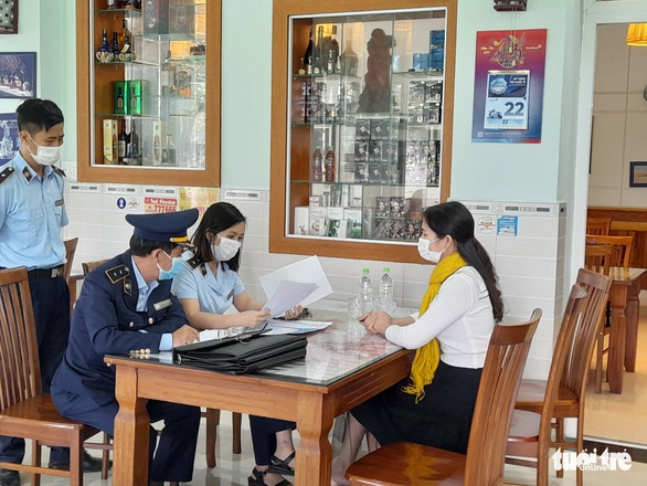 Yêu cầu quán cơm gà Bà Luận phải treo bảng niêm yết giá, cam kết bán đúng giá - Ảnh 1. Yêu cầu quán cơm gà Bà Luận phải treo bảng niêm yết giá, cam kết bán đúng giá - Ảnh 1.