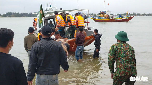 Khẩn trương tìm kiếm cứu nạn, điều tra nguyên nhân vụ chìm ca nô ở Quảng Nam - Ảnh 1.