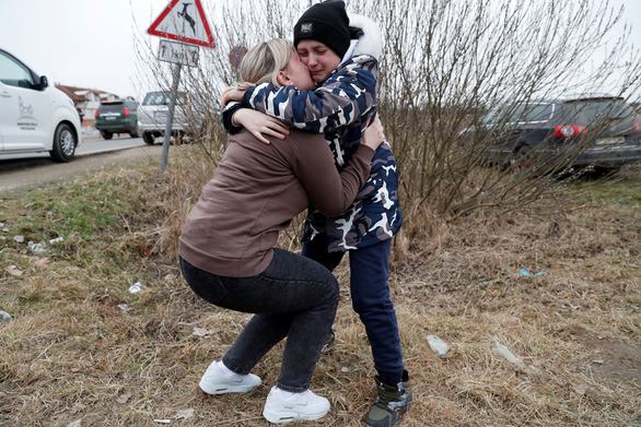 Ukraine: Người cha gửi hai con nhỏ cho người lạ đưa đi sơ tán - Ảnh 1.