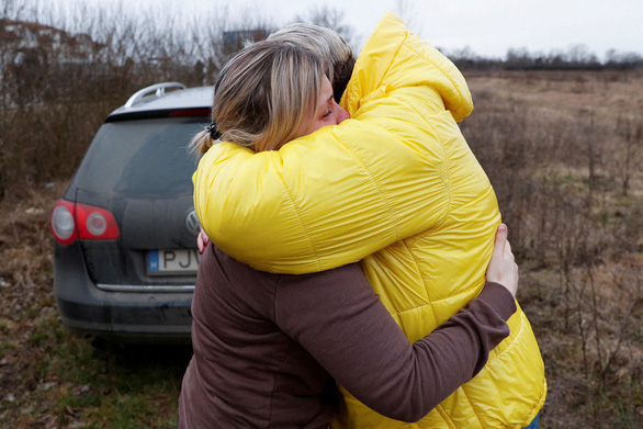Ukraine: Người cha gửi hai con nhỏ cho người lạ đưa đi sơ tán - Ảnh 2.