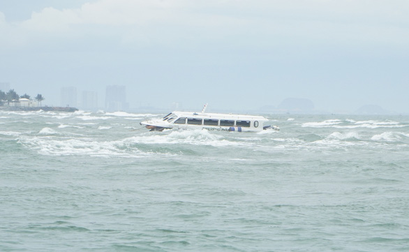 Ca nô bị lật ở biển Cửa Đại không bật thiết bị giám sát hành trình - Ảnh 1.